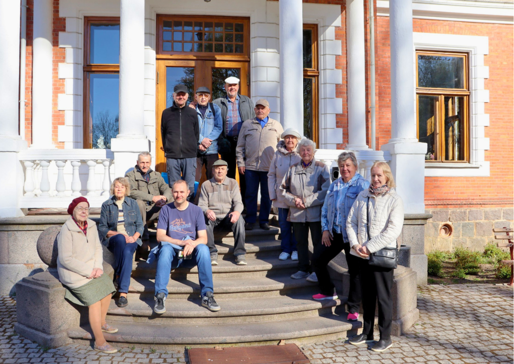 Retkel osalejad väljasõidu ootel.