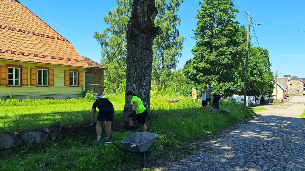 Abikäed kiriku juures