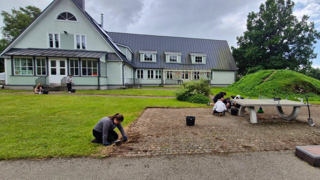 Suure-Jaani noortekeskuse vabaaja väljakul